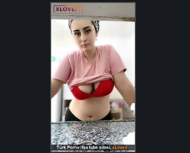 Türbanlı ev hanımı akşama yemek hazırlıyor